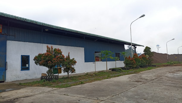 这张照片是关于仓库建筑和路灯的图片下载