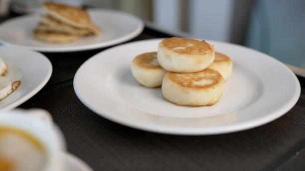 一个男孩和一个女孩在他们的酒店房间里吃早餐。早餐在酒店房间，在舒适的酒店。酒店的早餐送餐服务。美味的客房服务。豪华酒店的美味双人早餐。酒店房间的早餐。图片下载