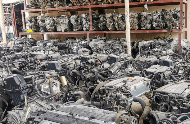 卡塔尔的旧备件商店，有许多旧发动机图片下载