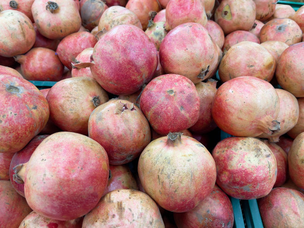 市场上的石榴果，照片特写图片下载