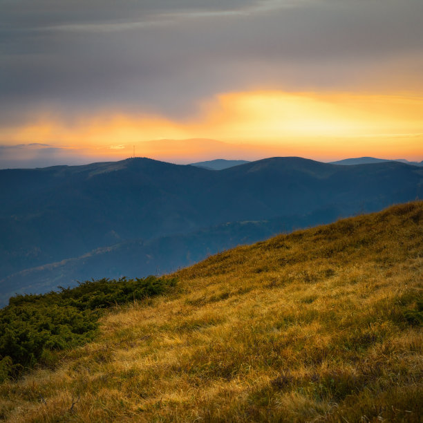 日落在山上。宁静的夜晚，群山环抱着美丽的天空。壁纸照片。自然背景。全景。喀尔巴阡山脉，乌克兰图片下载