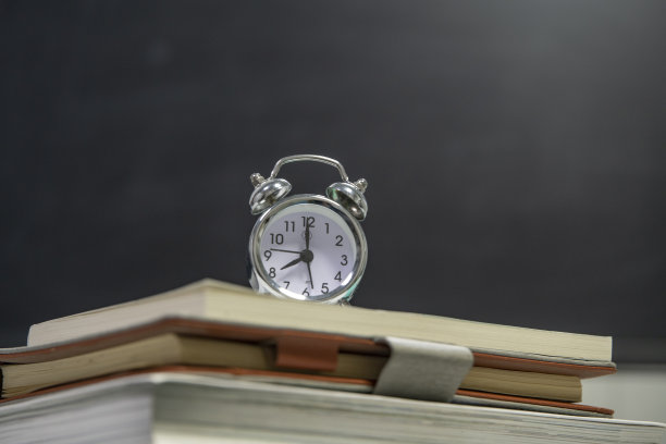 讲台上放着书和闹钟图片下载