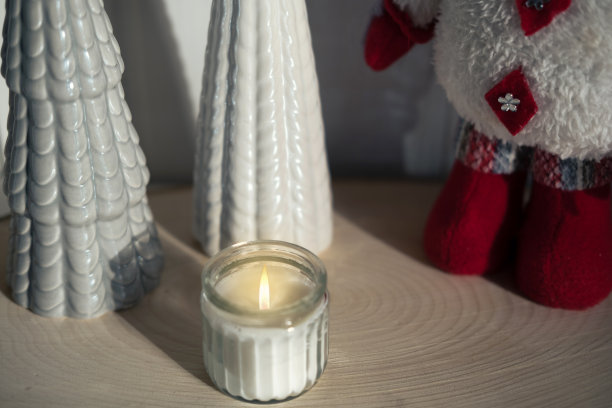 现代圣诞树。装饰米色，白色和绿色圣诞装饰与灰色背景的木制展台。北欧节日装饰。波西米亚，斯堪的纳维亚风格的设计。新潮的最小装饰。图片下载