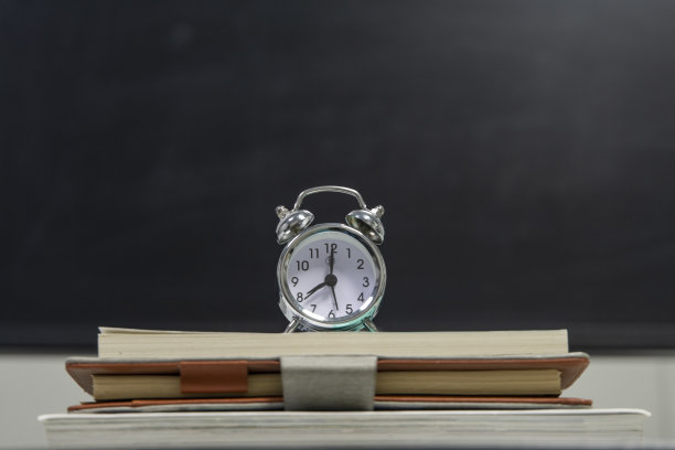 讲台上放着书和闹钟图片下载