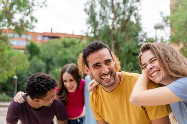 一群多民族的朋友在户外玩耍的照片图片下载