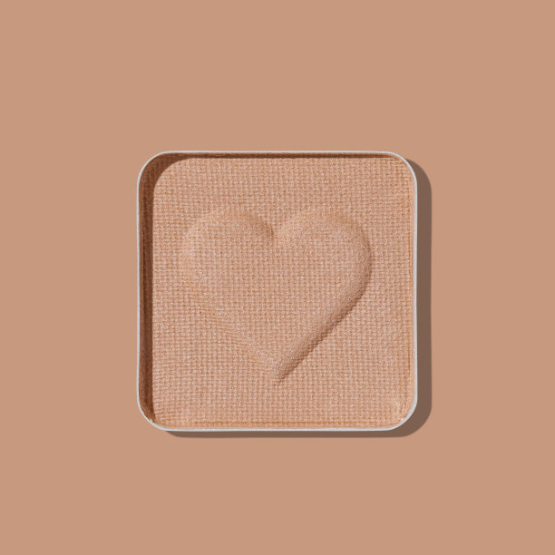 俯视图眼影中性米色色块带阴影，单色极简风格照片，心脏印记填充眼影，潮流彩妆粉，方形金属包，美容化妆品图片下载