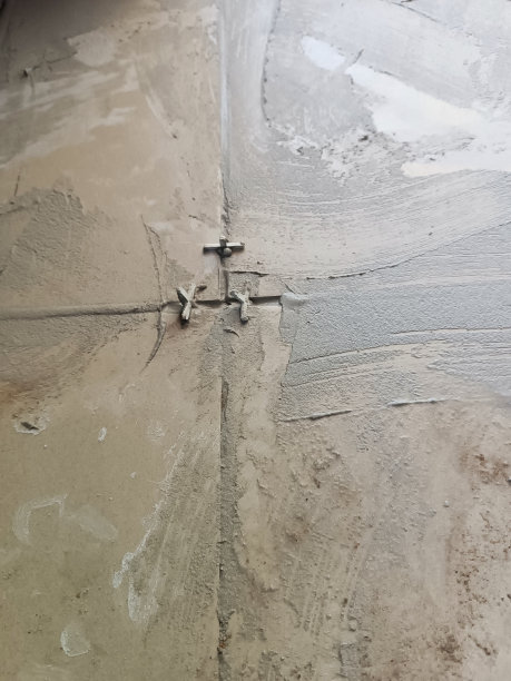 铺设瓷砖。铺砖用紧固件。房间维修。地板上的瓷砖、灰浆。瓷砖安装在墙上或地板上。瓷砖粘合剂。图片下载