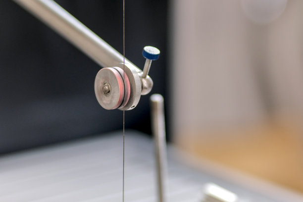 从钢丝锯上取下的金刚石线，放在导轨上。图片下载