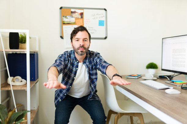 下班后在办公室健身的帅哥图片下载