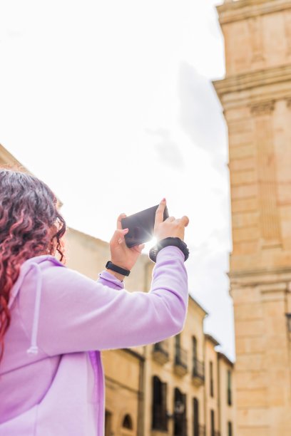 智能手机科技假期。拉丁美洲中等女性。萨拉曼卡的生活方式照片。图片下载