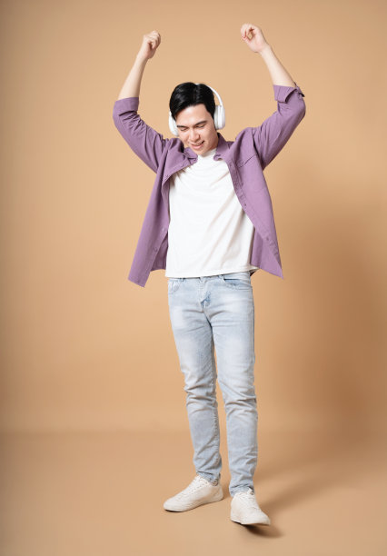 背景是年轻亚洲男子的照片图片下载