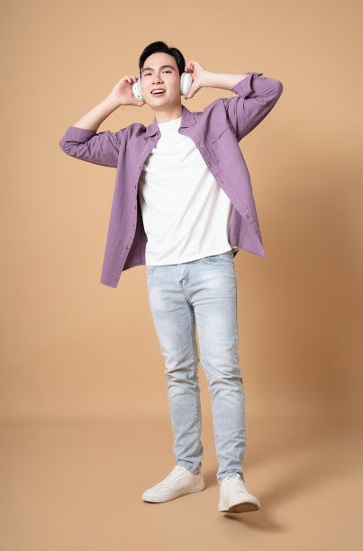 背景是年轻亚洲男子的照片图片下载