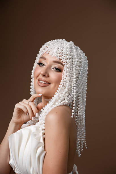 时尚的照片，一个美丽优雅的年轻女子在一个漂亮的西装摆姿势在黑暗的背景。时尚照片。魅力模特，工作室拍摄。美。奢侈品图片下载