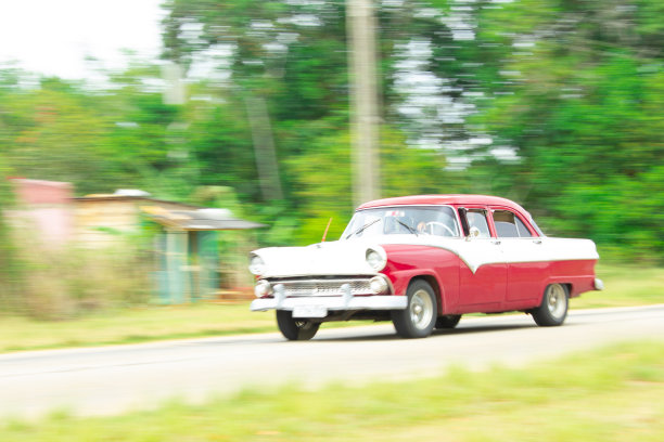 高速行驶的老爷车图片下载