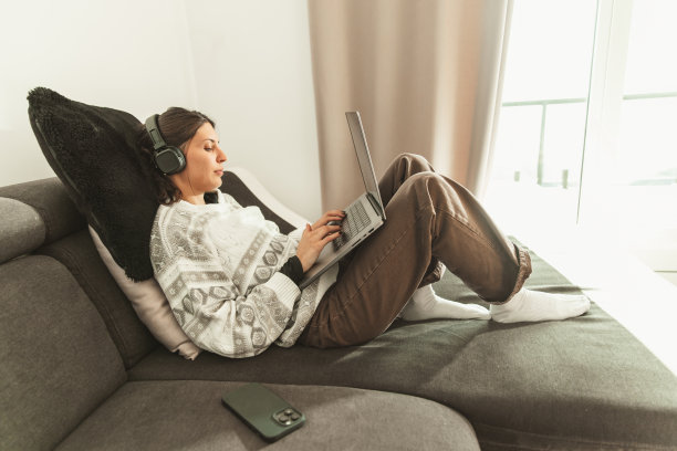 年轻女子享受音乐在家里-股票图片图片下载