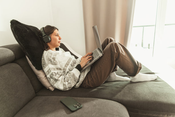 年轻女子享受音乐在家里-股票图片图片下载