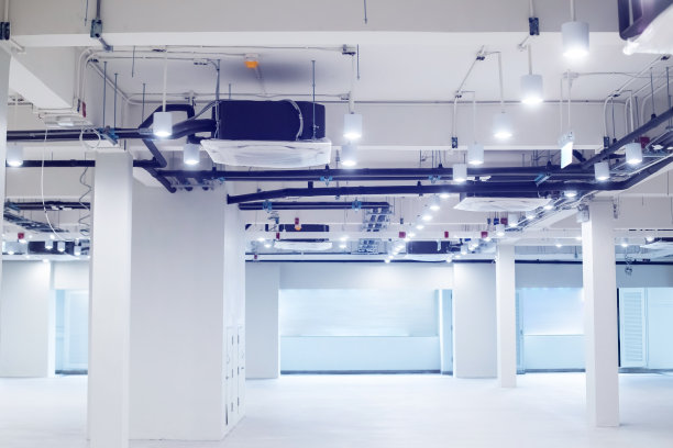 新的办公空间配备了空调和照明。图片下载