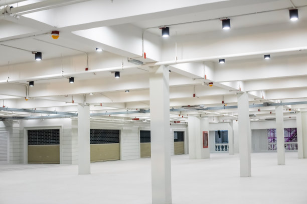 新的办公空间配备了空调和照明。图片下载