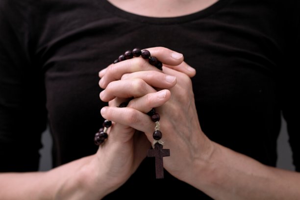 女人祈祷与白色背景的人股票图片股票照片图片下载