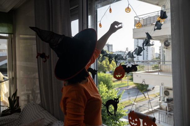 悬挂万圣节装饰品的女人照片图片下载