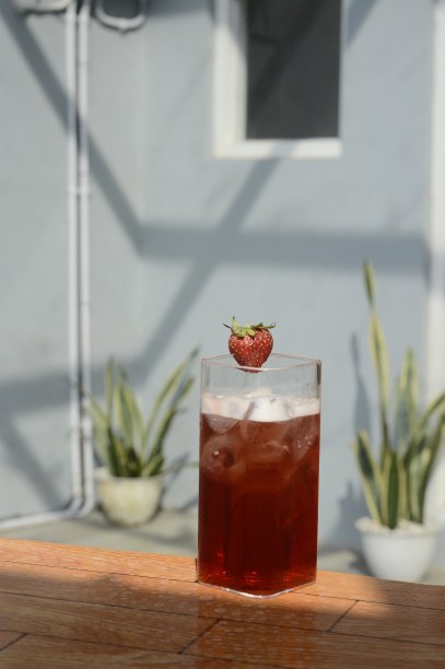 冷新鲜草莓水果冰茶康普茶上木表鸡尾酒冷饮菜单库存照片图片下载
