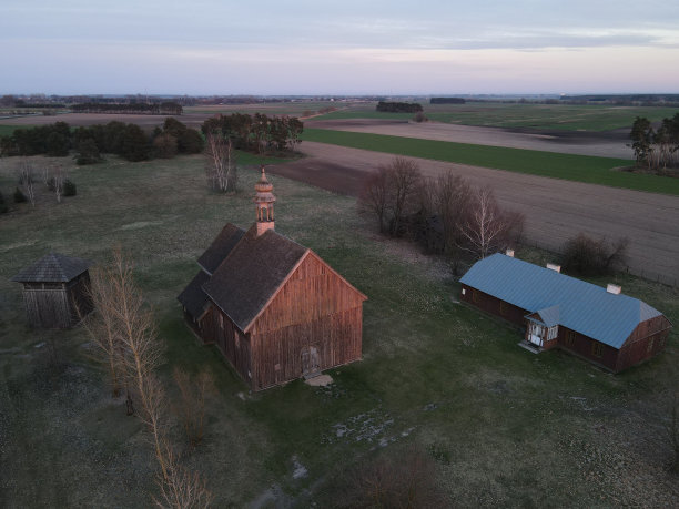 令人惊叹的航拍照片展示了波兰洛维茨的乡村景观图片下载