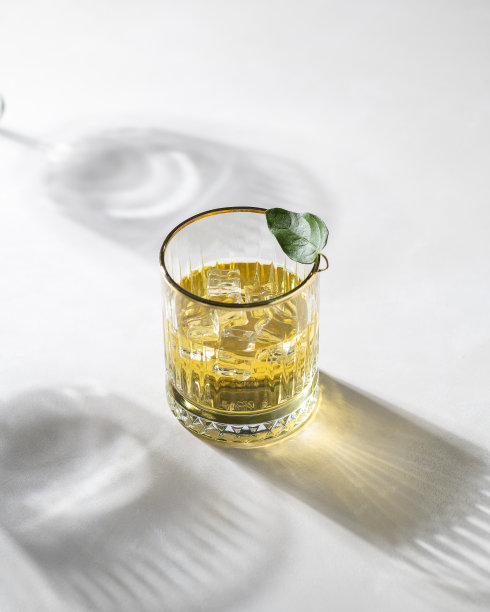 在玻璃杯的阴影下喝绿茶图片下载