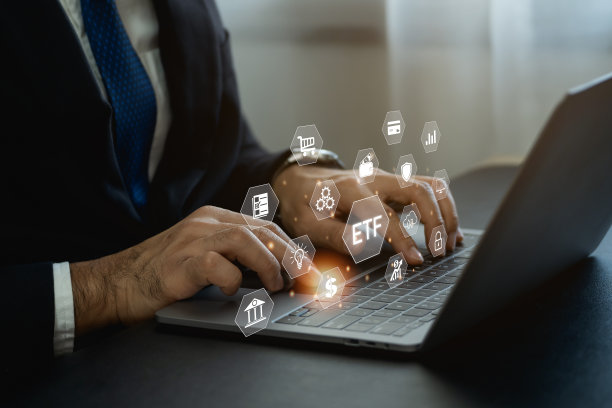 商人穿着西装工作手提电脑人到交易所买卖基金股票市场交易投资金融。ETF即交易所交易基金。经济和投资。图片下载