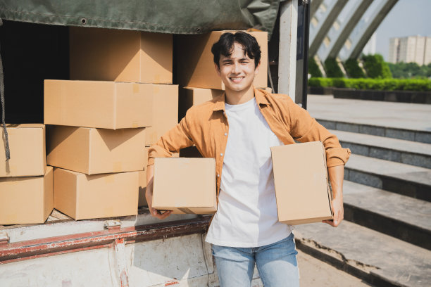 年轻的亚洲快递员工作的照片图片下载