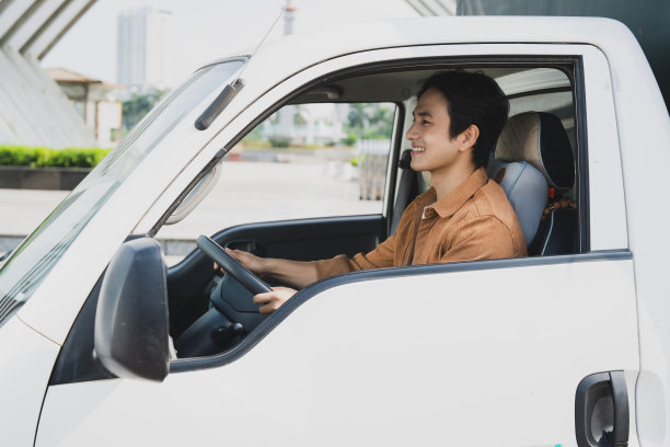 年轻的亚洲男子和他的卡车的照片图片下载