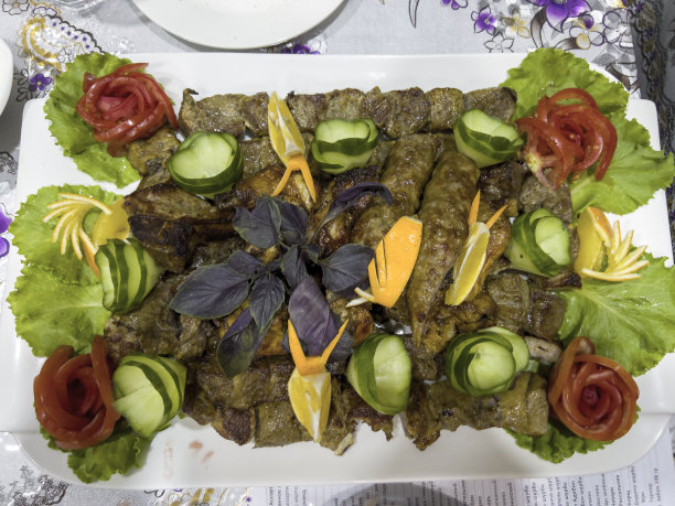 羊肉串放在盘子里。图片下载