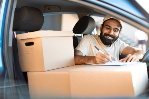 快乐的送货员记录汽车送货订单图片下载