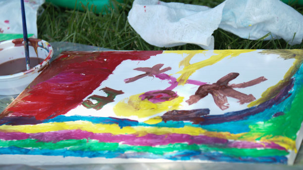 孩子们用彩色水彩画的照片图片下载