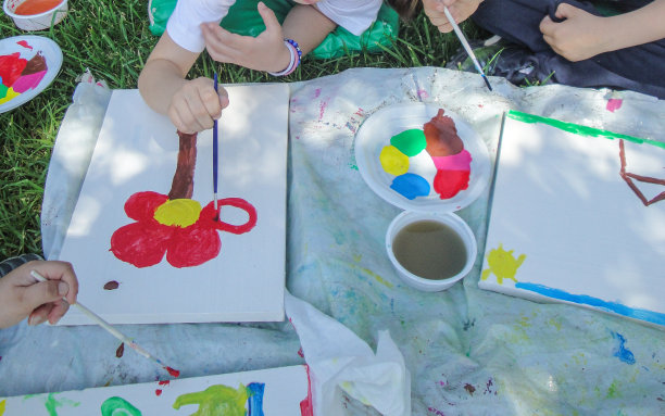 孩子们用彩色水彩画的照片图片下载