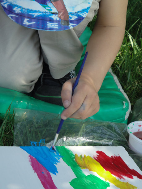 孩子们用彩色水彩画的照片图片下载