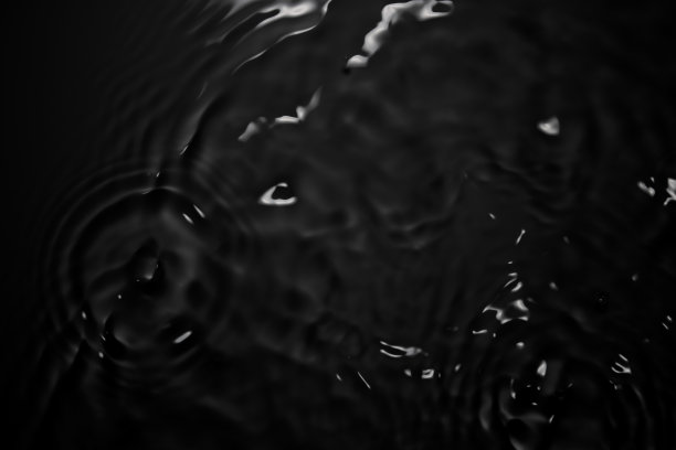 自然的水面，抽象的黑色柔软。图片下载