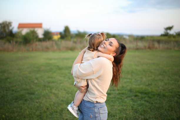 母女俩在公园里绕圈玩耍。库存图片图片下载