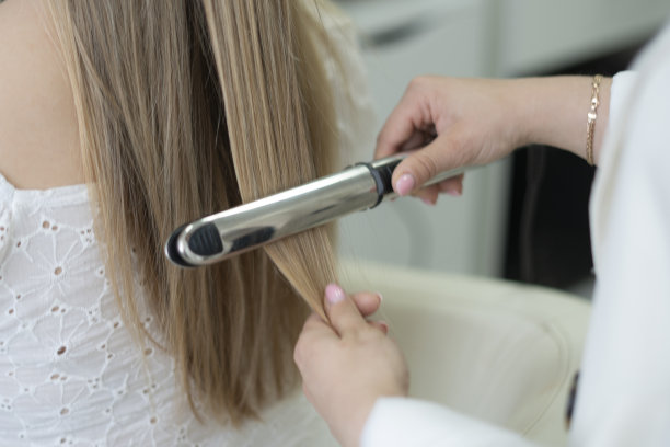 用直发器给女士理发的发型师图片下载
