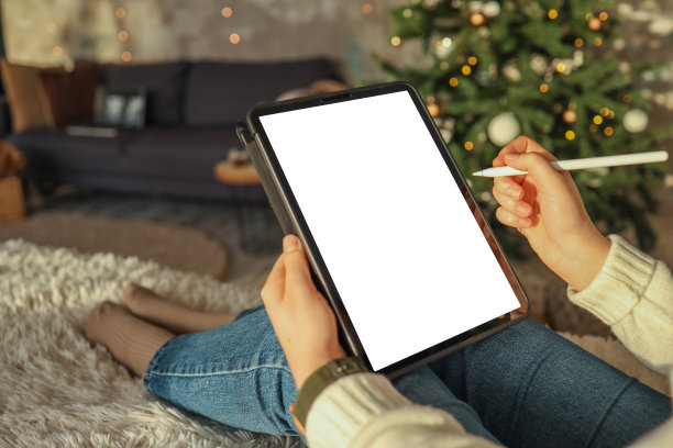 在圣诞节的气氛中，一个女孩在一个孤立的屏幕上工作图片下载