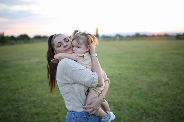 母女俩在公园里绕圈玩耍。库存图片图片下载