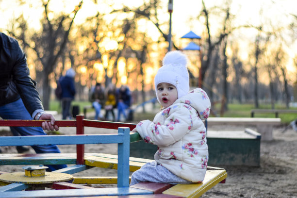 爸爸和女儿在操场上玩图片下载