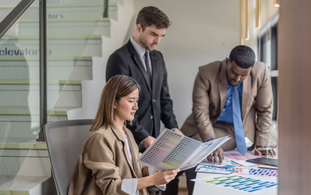 产品经理，设计师完善应用UI，颜色，按钮。测试，优化无缝用户体验图片下载