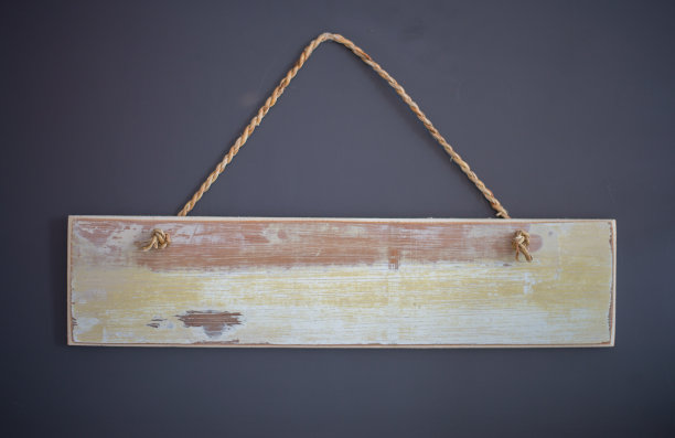 灰色背景上挂着绳子的老式木牌图片下载