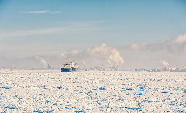 冬天的航运。大货船在结冰的航道上图片下载