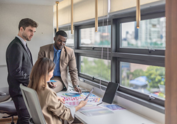 产品经理，设计师完善应用UI，颜色，按钮。测试，优化无缝用户体验图片下载