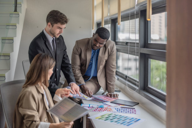 产品经理，设计师完善应用UI，颜色，按钮。测试，优化无缝用户体验图片下载