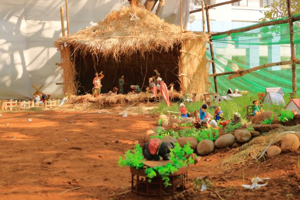 牧羊人带着一只羔羊来朝拜新生的耶稣，圣诞诞生场景，印度，孟买图片下载