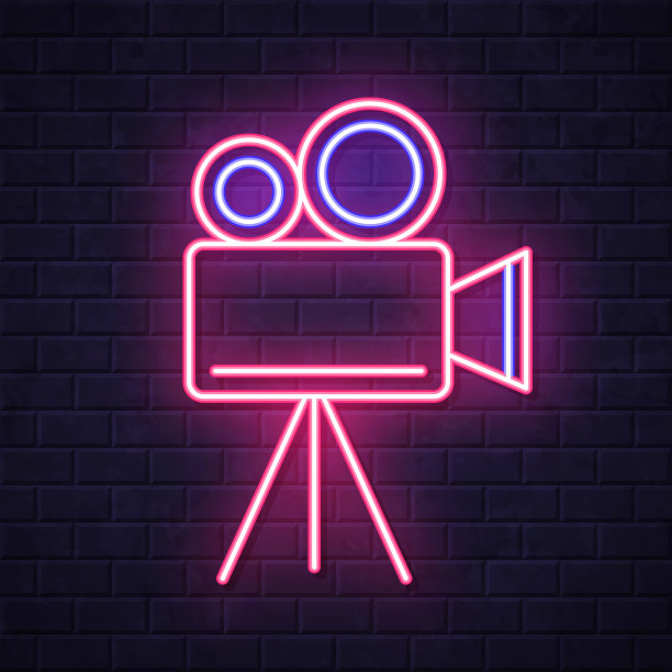 带三脚架的电影摄影机。在砖墙背景上发光的霓虹灯图标图片下载