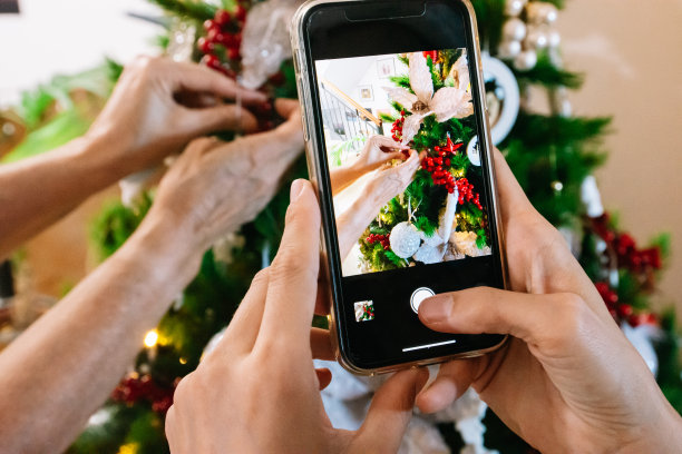 手工摆放圣诞装饰品的照片图片下载