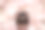 一个年轻美丽的女孩站在那里，双手交叉在头顶上，背景是盛开的日本樱花树，享受着春天的大自然。头发用蝴蝶结状发夹束起来。后视图。春天的概念。图片下载